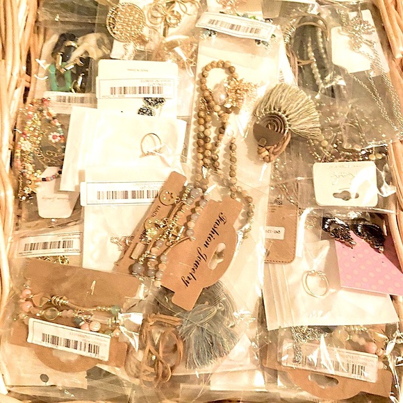 🌾MYSTERY SURPRISE 18 FOR $68 JEWELRY BUNDLE - Picture 3 of 16